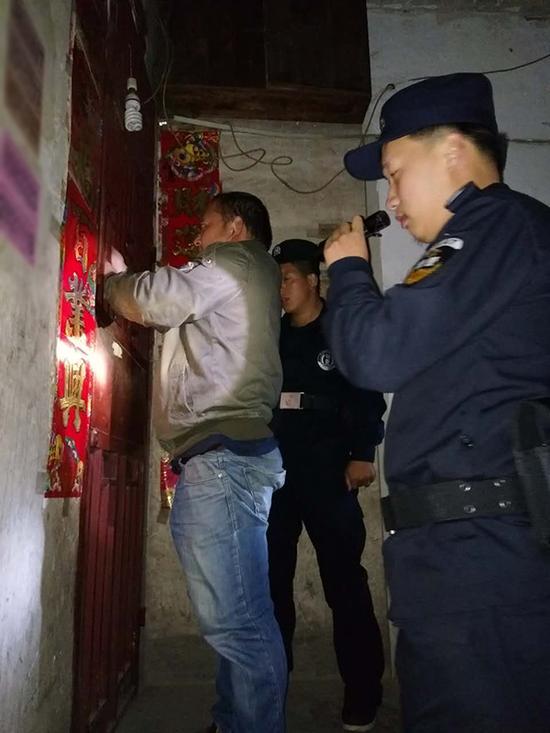 台江县粗心妈妈误将幼女锁家中 民警全城寻开锁师傅开门